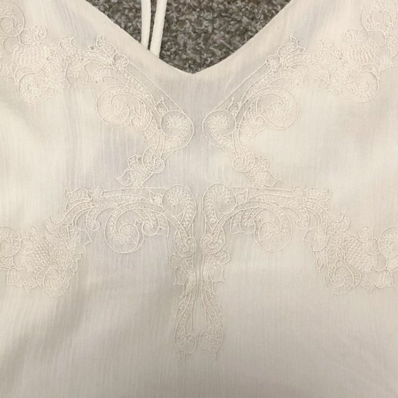 NWT LF White Embroidered Off the Shoulder Blouse - Picture 4 of 8